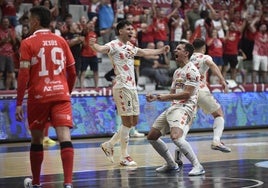 Decisivos. Marcel y Ricardo Mayor celebran uno de los goles de ElPozo, que forzó el tercer partido con su triunfo en el derbi ante el Jimbee.