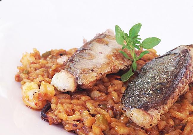 Caballas sobre arroz de gambas