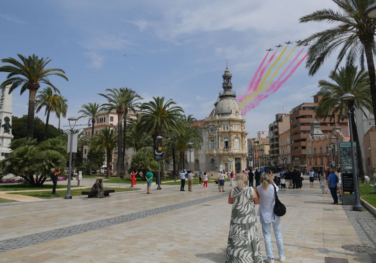 La Patrulla Águila sobrevuela la Plaza del Ayuntamiento este miércoles.