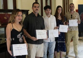Los cinco alumnos premiados en los concursos literarios.
