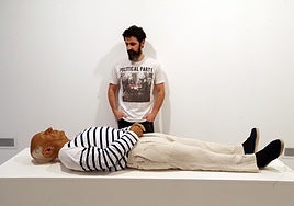 Eugenio Merino contempla una de sus obras hiperrealistas más famosas, 'Aquí murió Picasso'.