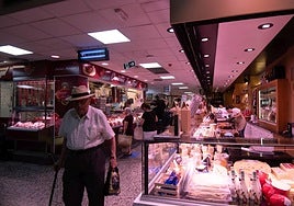 Un cliente hace la compra este jueves en el mercado Saavedra Fajardo.