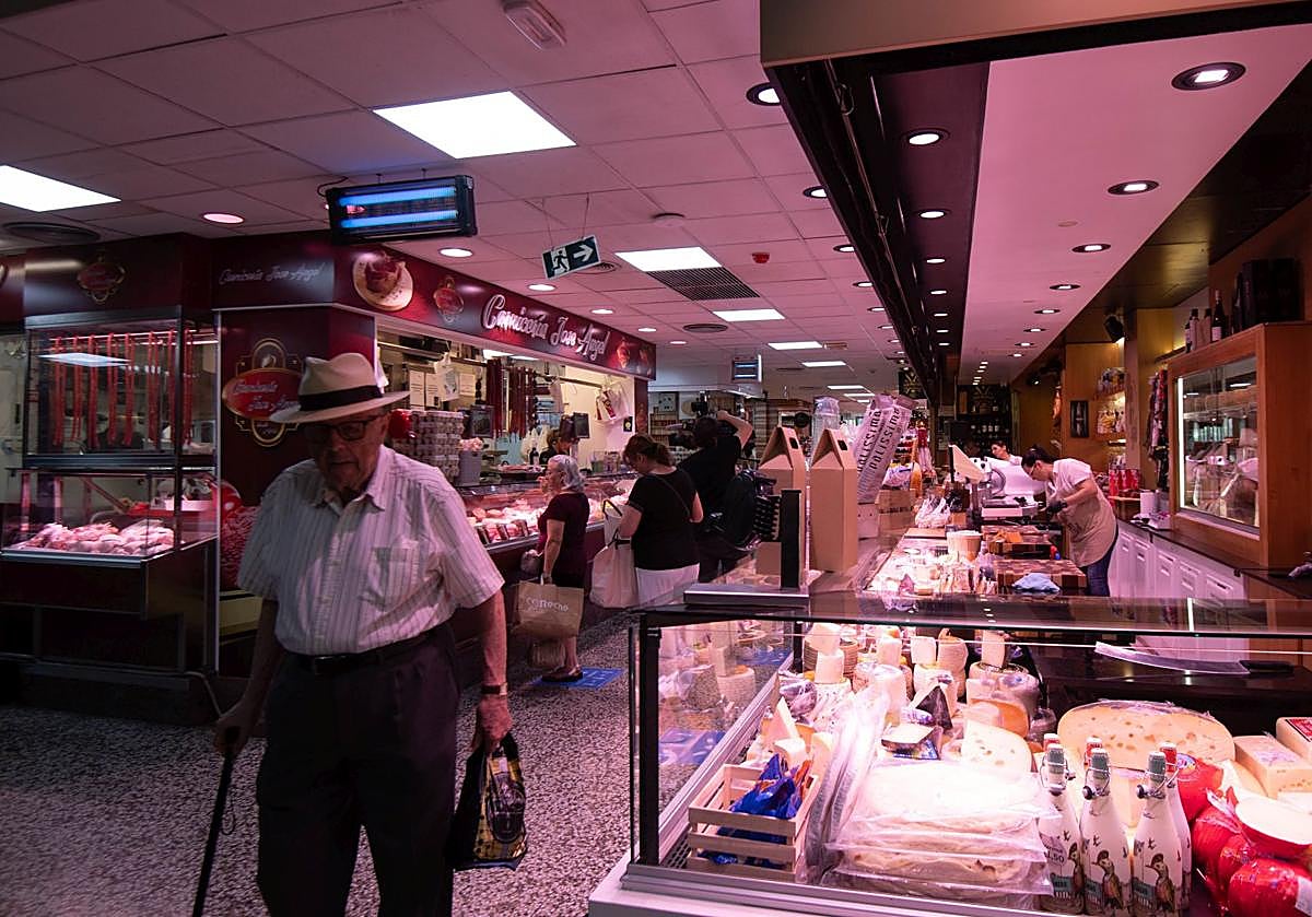 Un cliente hace la compra este jueves en el mercado Saavedra Fajardo.