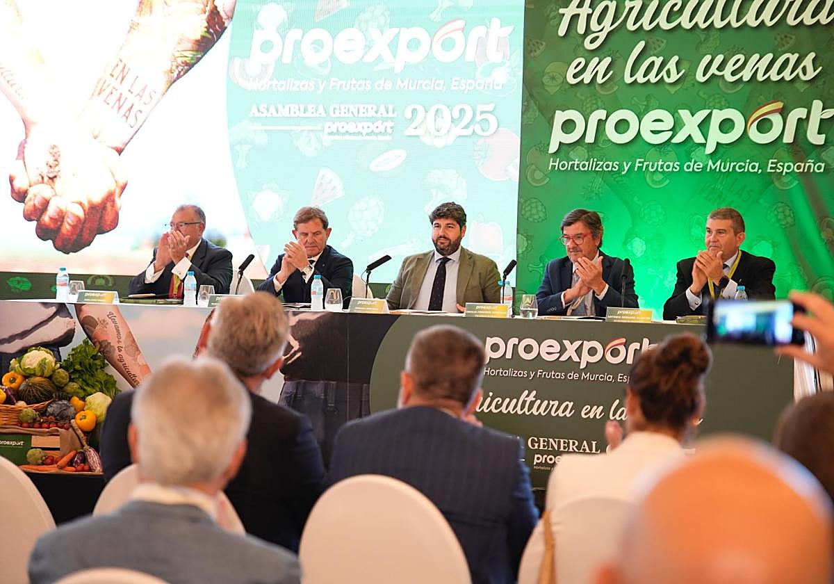 López Miras en la asamblea general de Proexport.