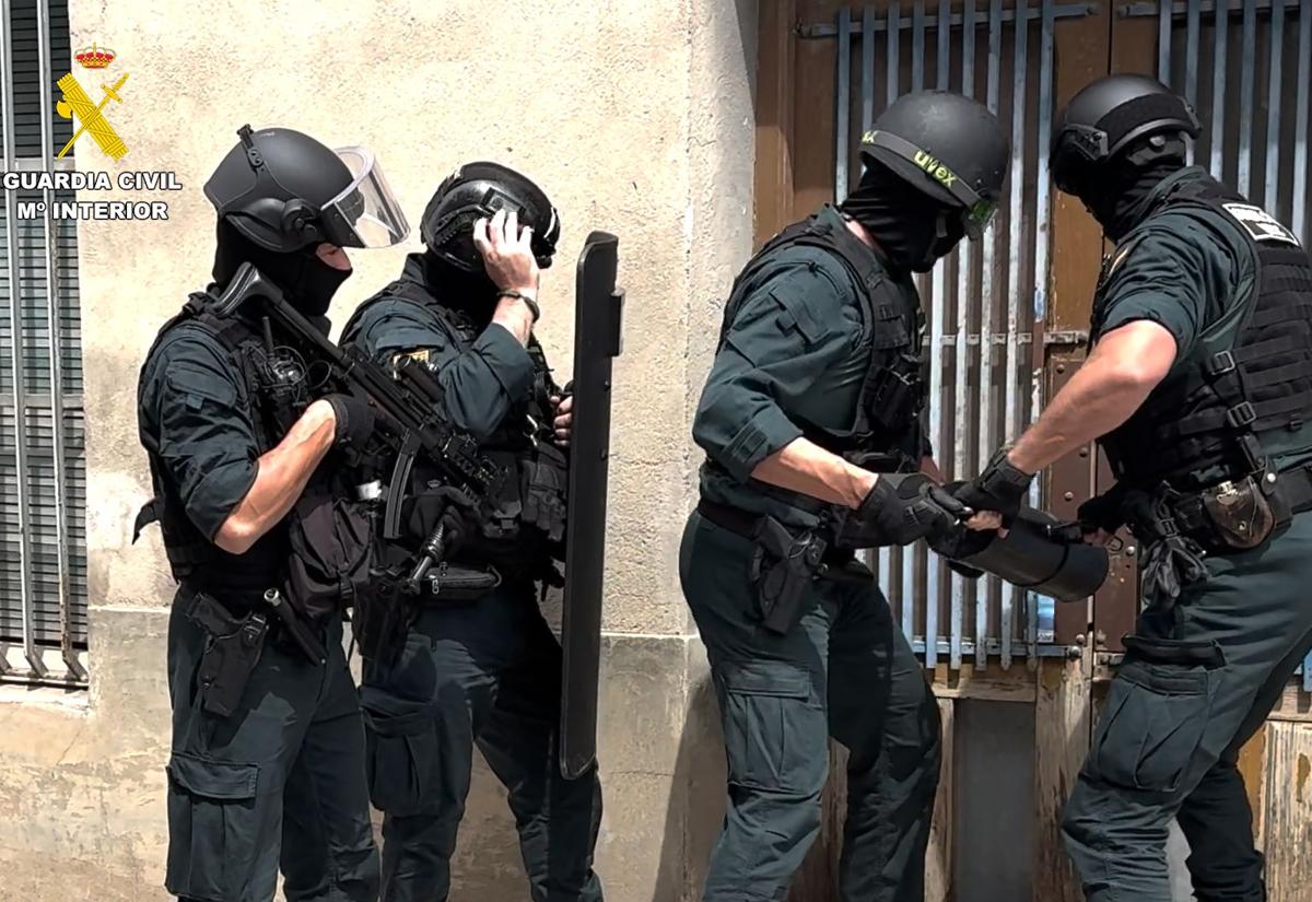 Imagen principal - La operación contra la red de Alguazas que traficaba con armas de guerra suma ya 18 detenidos