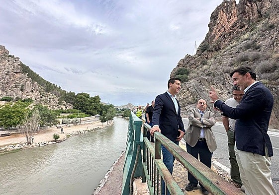 Autoridades y técnicos, ayer, durante la visita a la carretera.