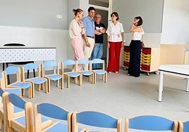 Autoridades y técnicos, ayer, durante la visita al centro escolar.