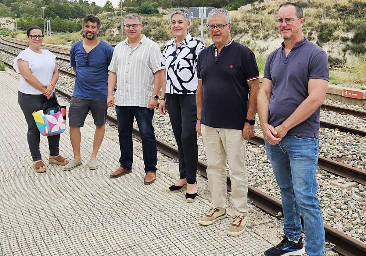 Manuel Serena (3i) y Teresa García (4i), con el equipo de Plaza Nueva.