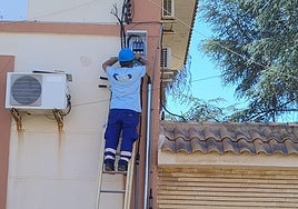 Un técnico, esta semana, mientras trabaja en La Maquinista de Levante.