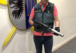 Una de las armas de fuego incautadas por la Guardia Civil.