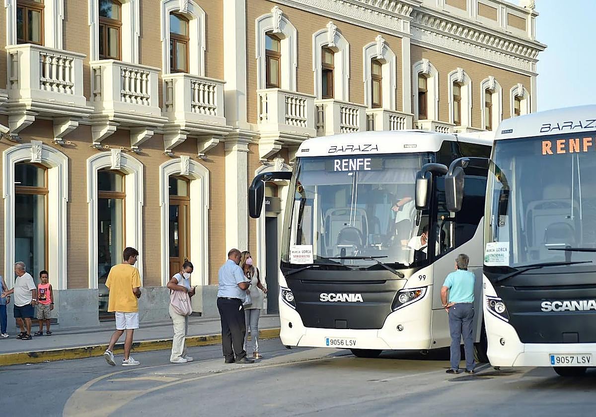 Los autobuses que cubren el tramo Cartagena-Albacete, en una imagen de archivo.