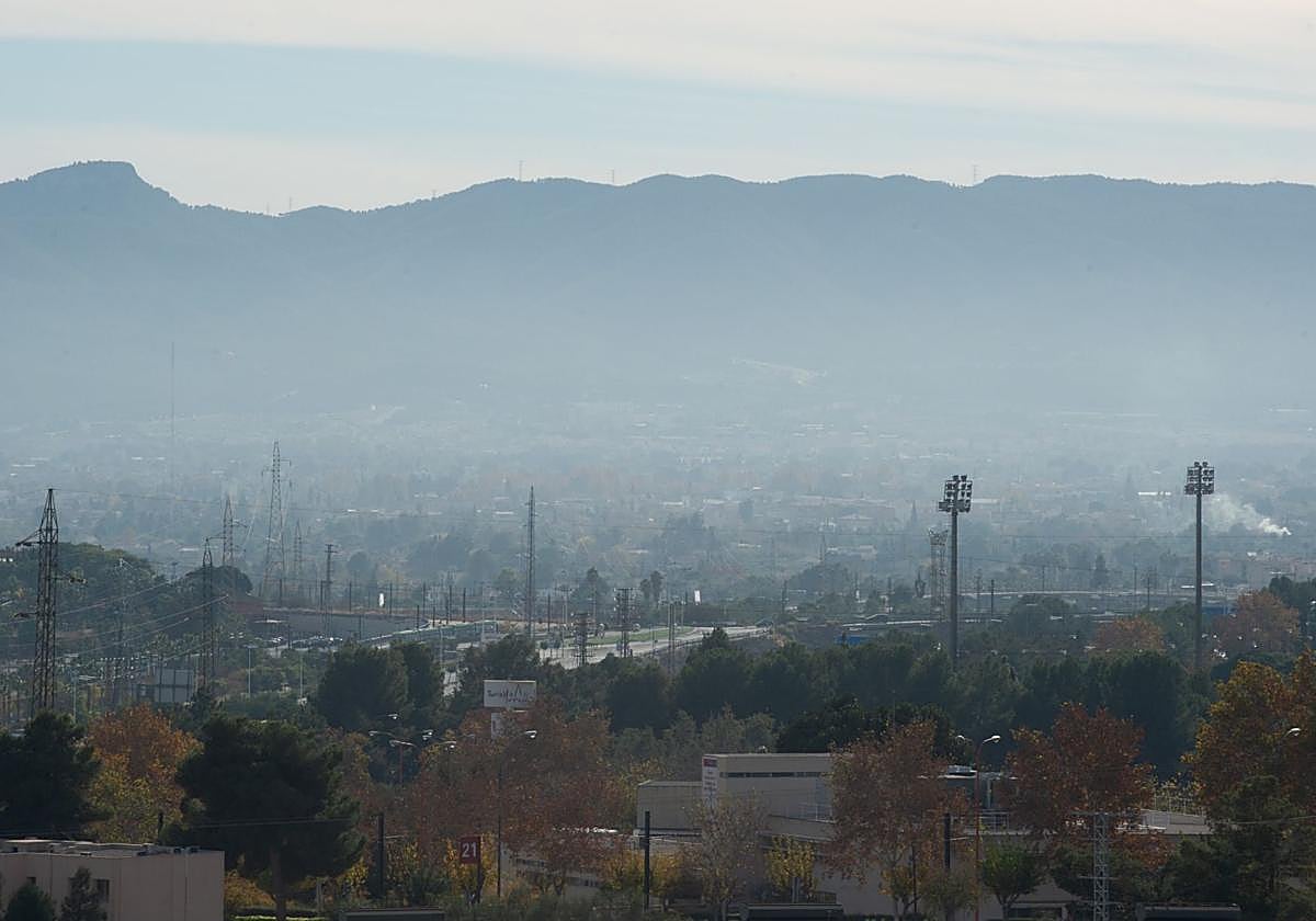 Vista de la ciudad de Murcia con mucha contaminación ambiental, en una imagen de archivo.