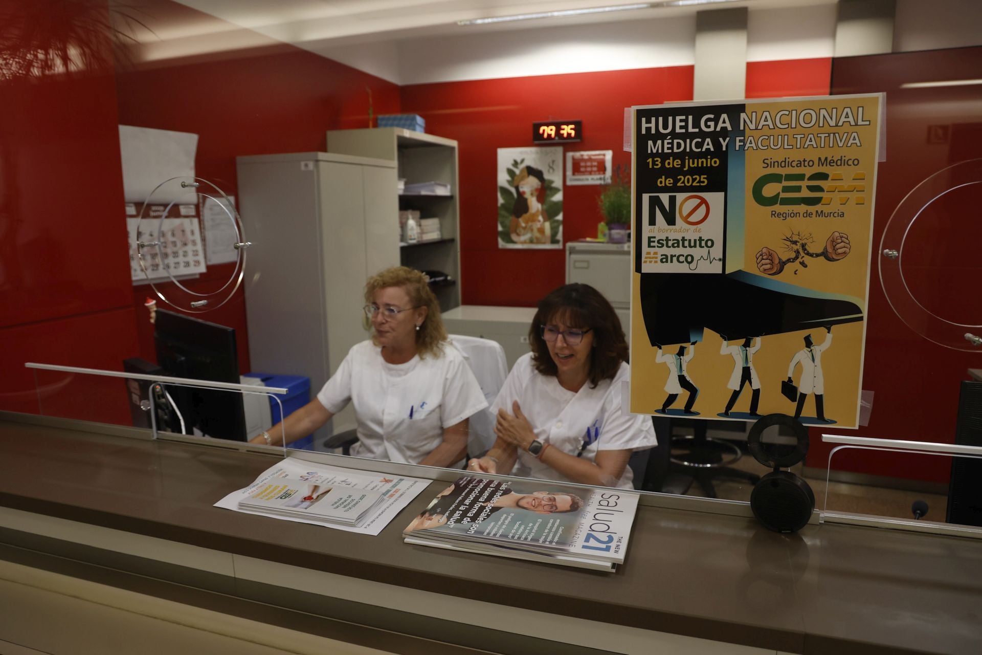 La huelga de médicos en los hospitales de Murcia, Cartagena y Lorca, en imágenes