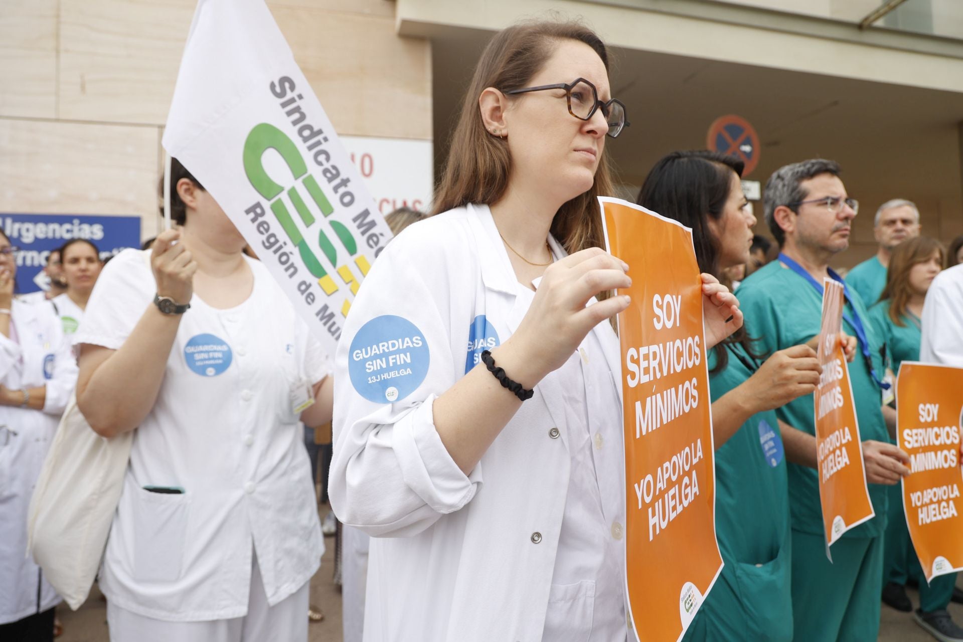 La huelga de médicos en los hospitales de Murcia, Cartagena y Lorca, en imágenes