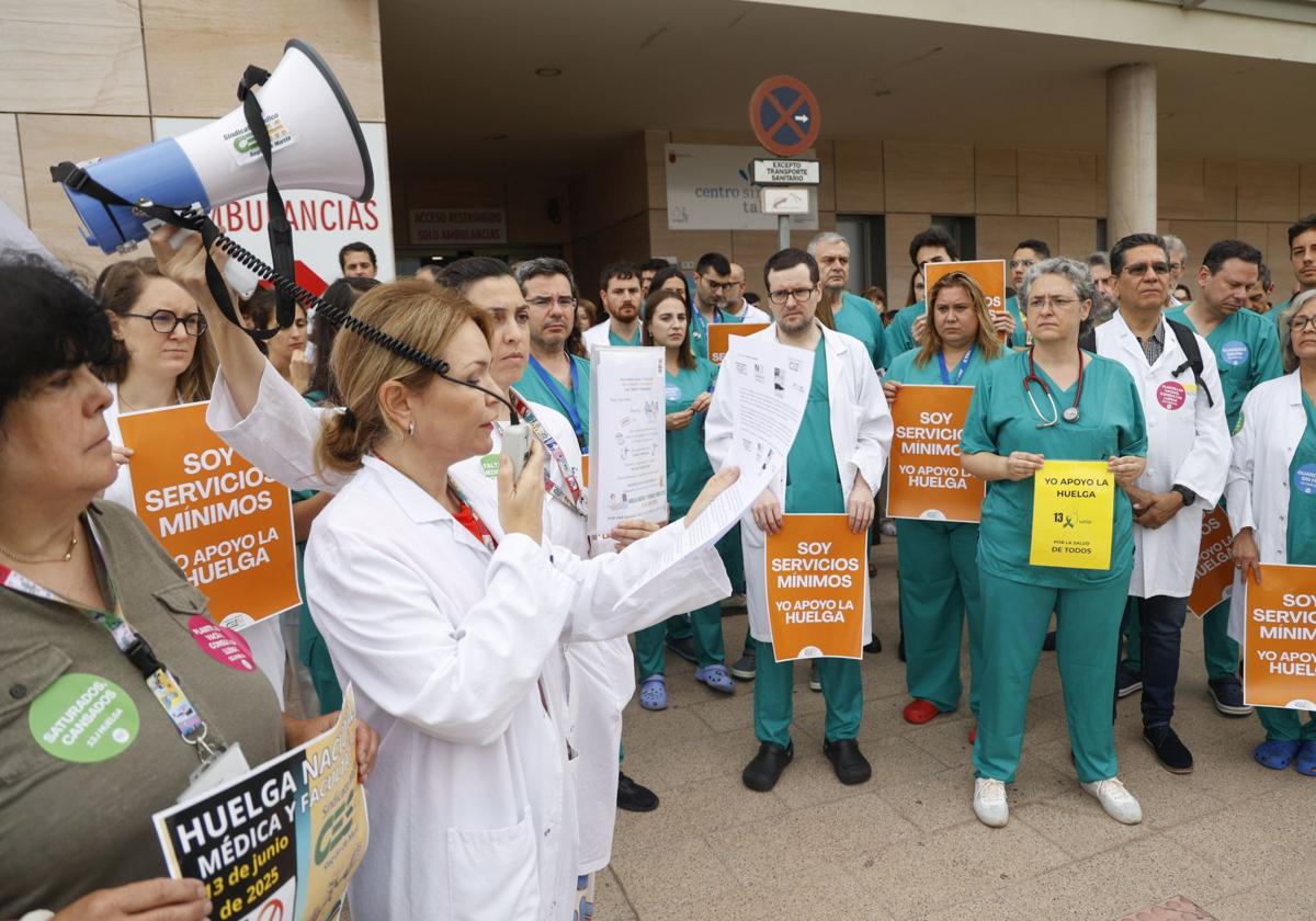 La huelga de médicos en los hospitales de Murcia, Cartagena y Lorca, en imágenes