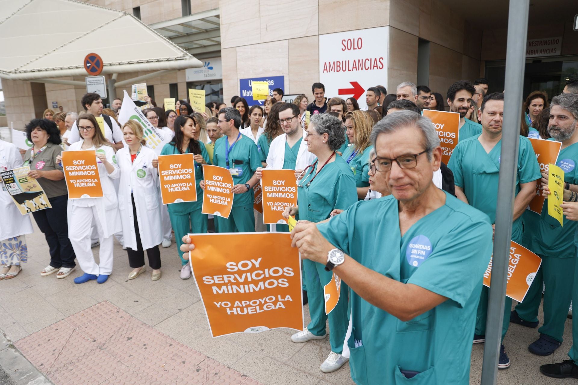 La huelga de médicos en los hospitales de Murcia, Cartagena y Lorca, en imágenes