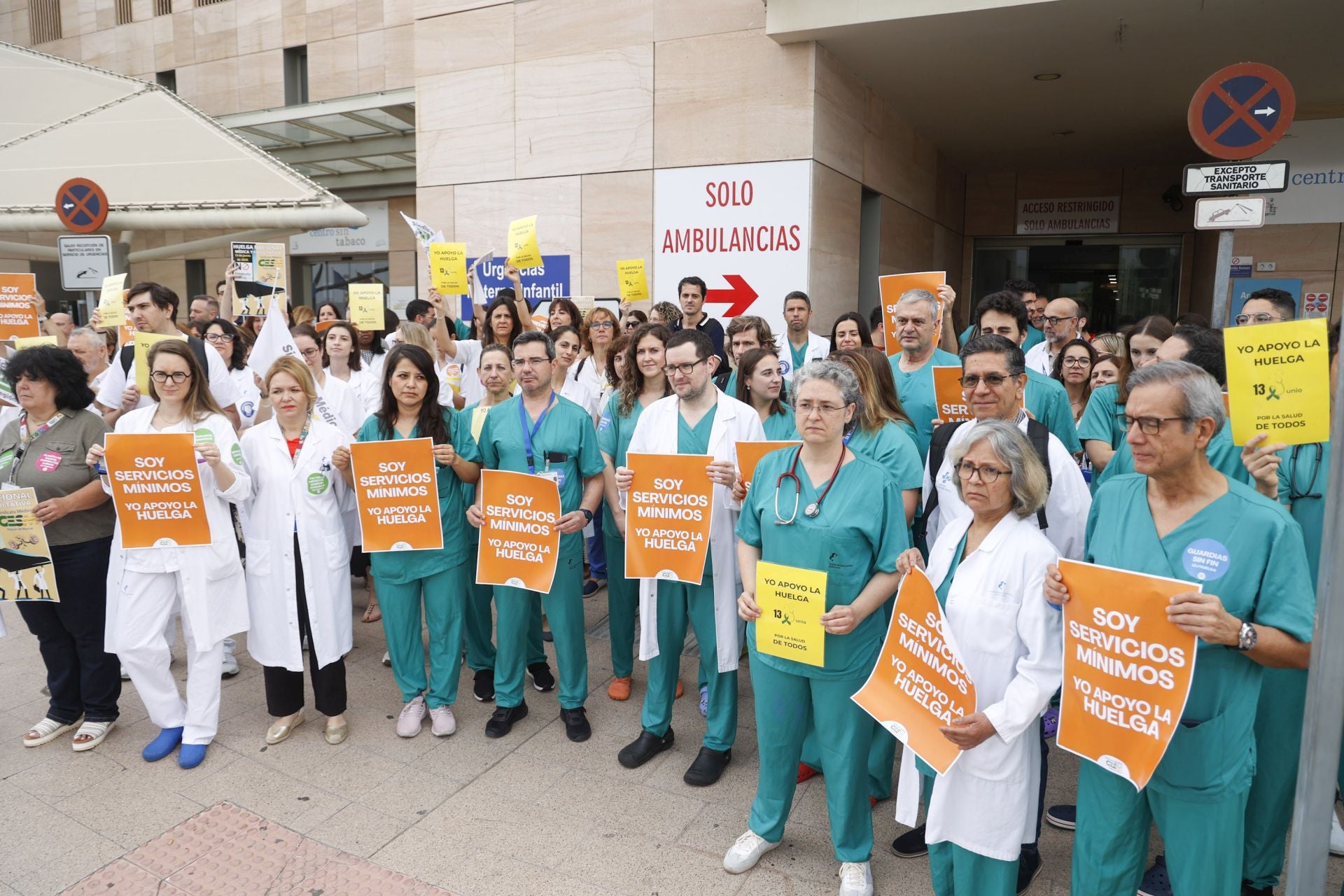La huelga de médicos en los hospitales de Murcia, Cartagena y Lorca, en imágenes