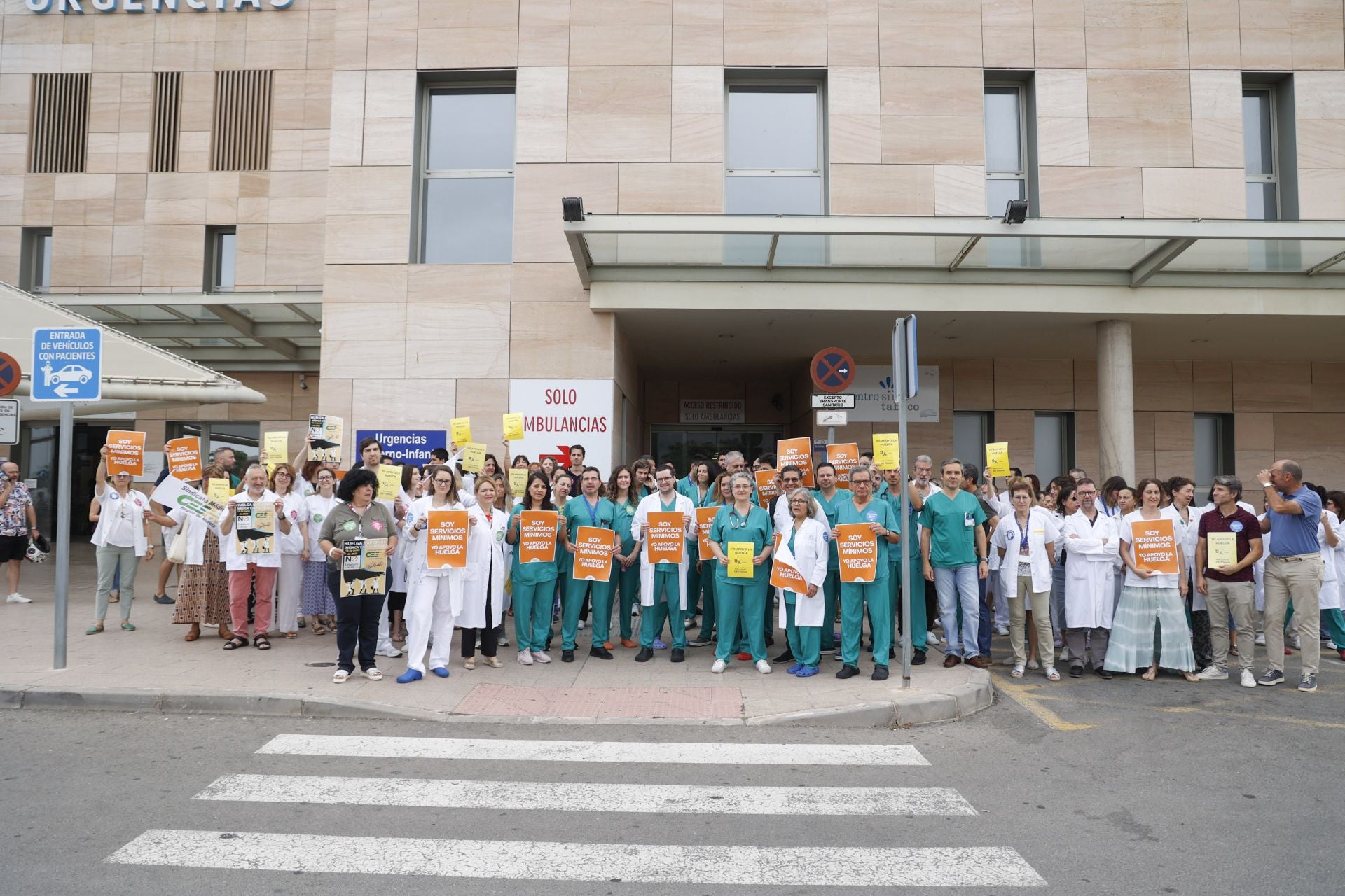 La huelga de médicos en los hospitales de Murcia, Cartagena y Lorca, en imágenes
