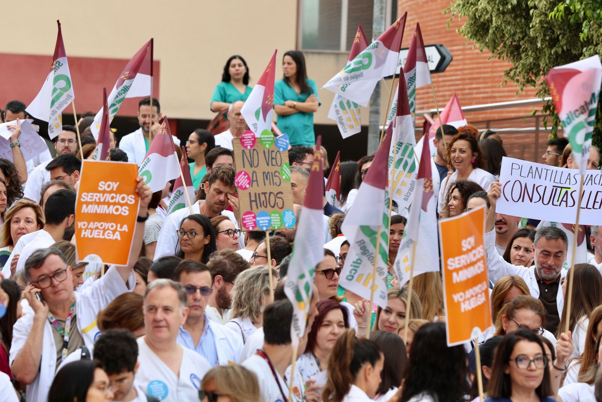 La huelga de médicos en los hospitales de Murcia, Cartagena y Lorca, en imágenes