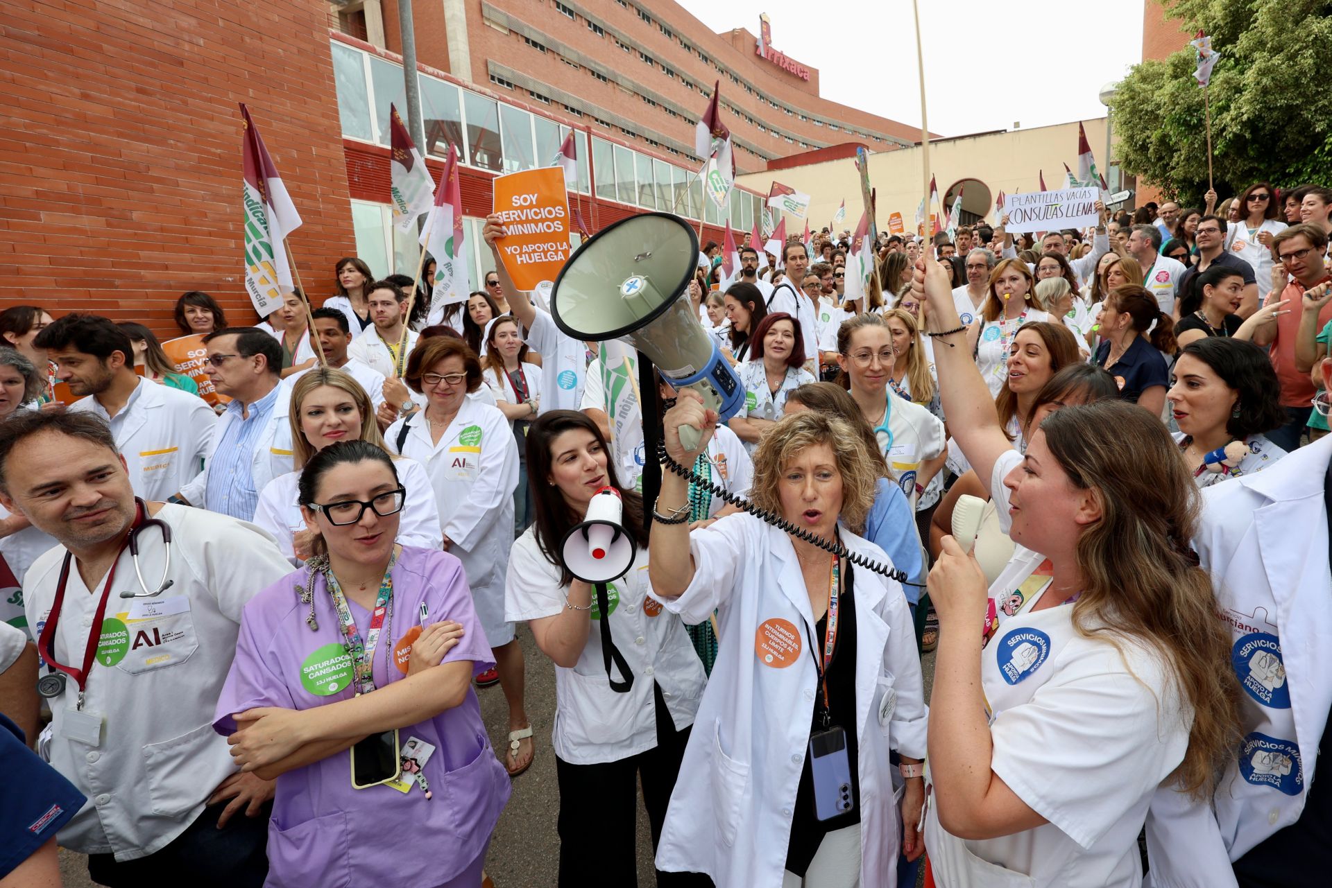 La huelga de médicos en los hospitales de Murcia, Cartagena y Lorca, en imágenes