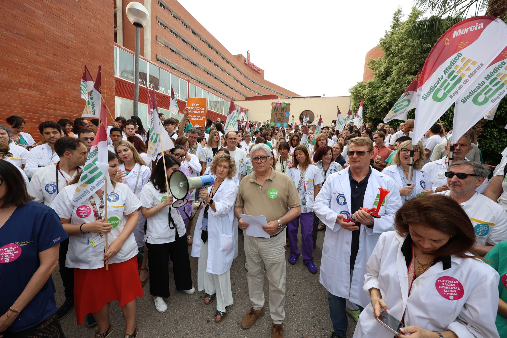 La huelga de médicos en los hospitales de Murcia, Cartagena y Lorca, en imágenes