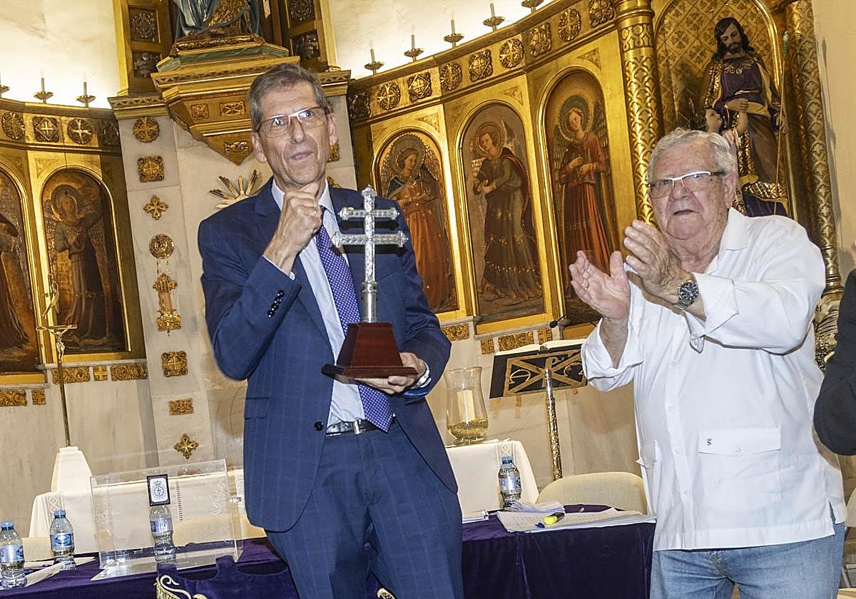 Pagán (a la izquierda), tras obtener el respaldo mayoritario para continuar al frente de la Cofradía Marraja.