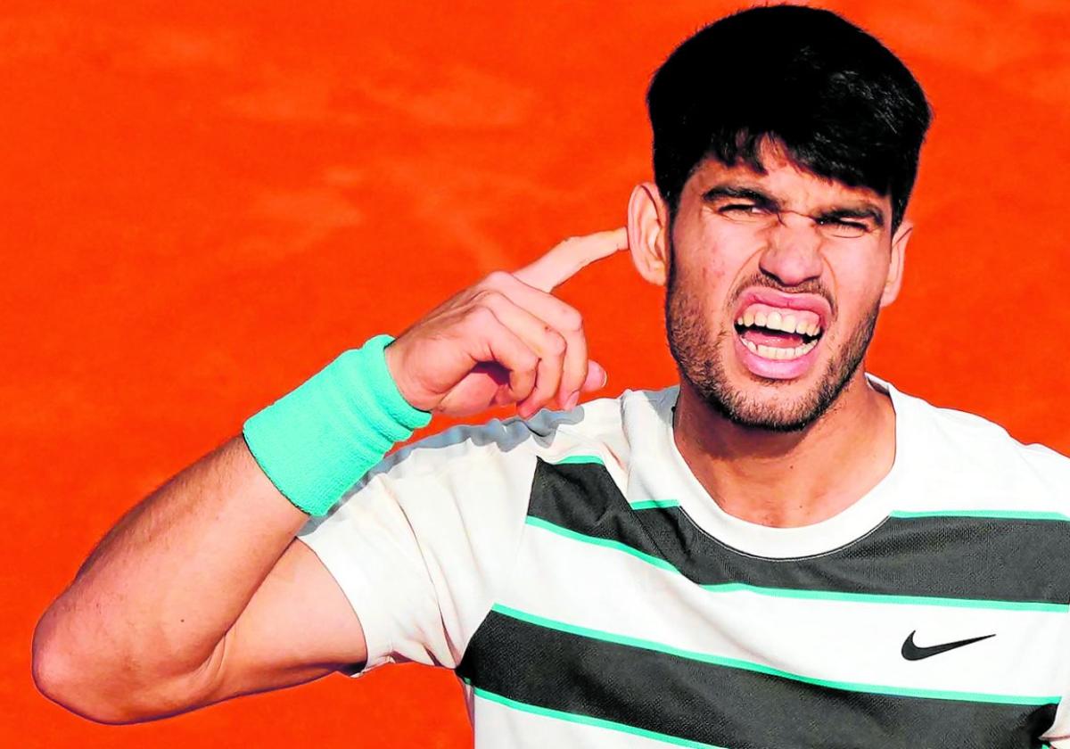 Carlos Alcaraz hace un gesto al público durante la final de Roland Garros del pasado domingo frente a Jannik Sinner.