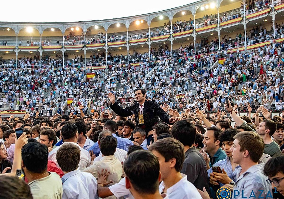 Salida a hombros de Morante de la Puebla, el pasado domingo en Madrid.