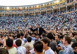 Salida a hombros de Morante de la Puebla, el pasado domingo en Madrid.