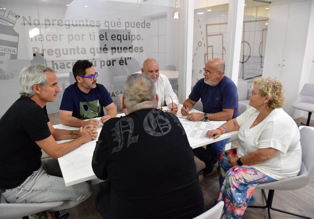 Sivori, Belmonte y Breis con Noguera y otros dos peñistas, el pasado martes.