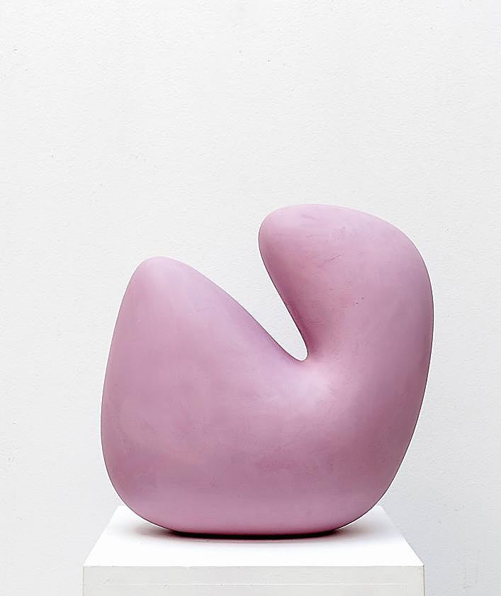 Imagen secundaria 2 - 1. Desde 2017, Maru Quiñonero estudia el color como elemento principal de su obra. También investiga su uso en artistas clásicos y contemporáneos. Investiga tanto el uso que la sociedad le da al color en la cultura pop como la carga emocional que reside más allá de lo material. 2. La obra 'A bien' (2023). Fibra de vidrio lacada. 40 x 40 x 24 cm. Alzueta Gallery