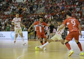 Valerio (ElPozo) corta el avance de Cortés (Jimbee) en una jugada del primer duelo del 'playoff' en el Palacio de los Deportes de Cartagena.