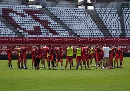 La plantilla de esta temporada del Real Murcia, en un entrenamiento en el estadio Enrique Roca con la presencia de Asier Goiria, director deportivo (a la derecha).
