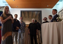 Katarzyna Rogowicz, Antonio Tapia, Antonio Gómez Ribelles, Cristóbal Gabarrón, Juan García Sandoval, Juan Miguel López, Juan Jesús Moreno y el consejero Marcos Ortuño, en el acto de bienvenida en el Museo Cristóbal Gabarrón.