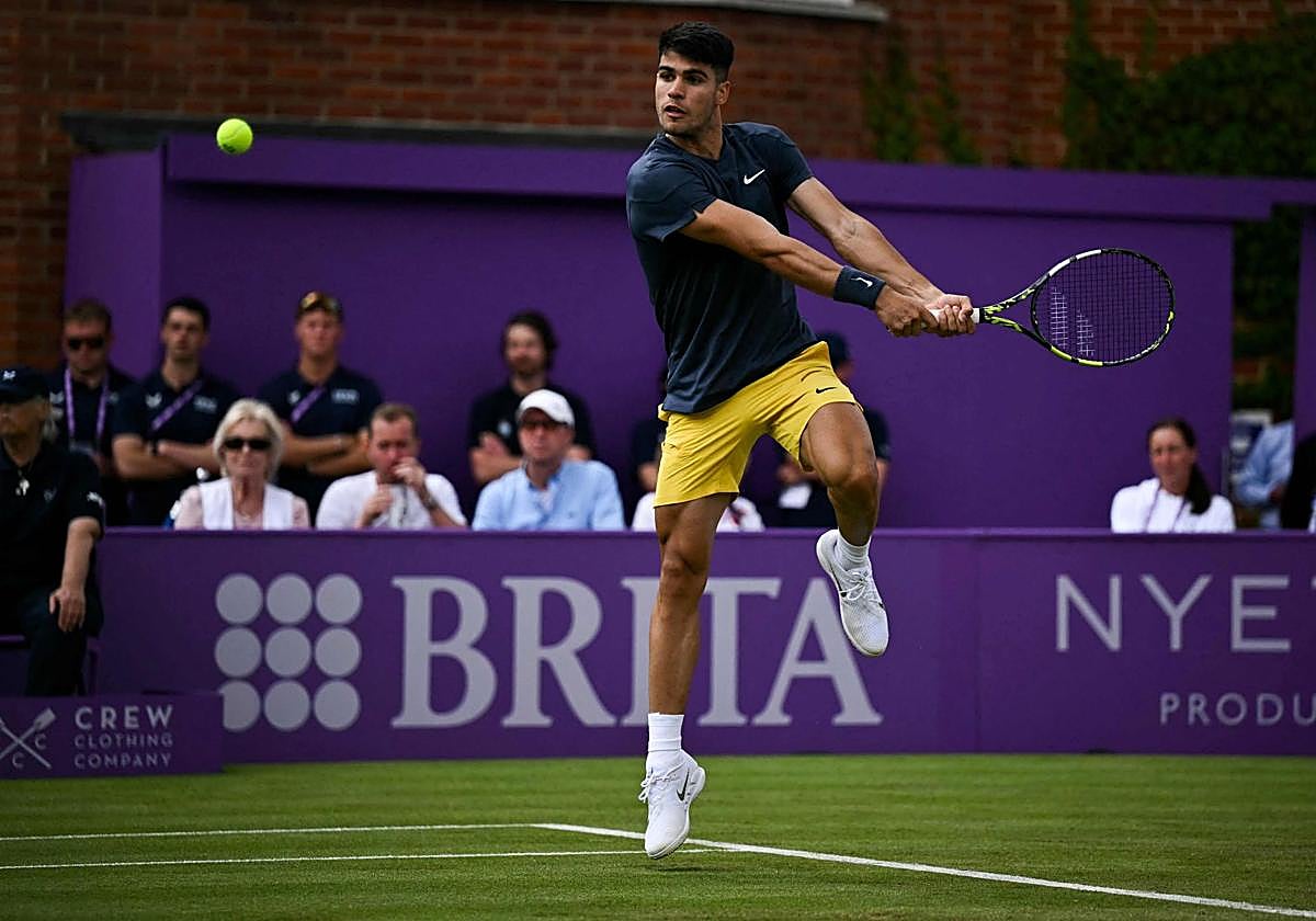 Carlos Alcaraz, durante un partido ante Francisco Cerúndolo en Queen's el año pasado.