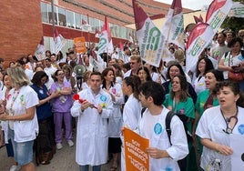 La protesta de los médicos, este viernes, en La Arrixaca.
