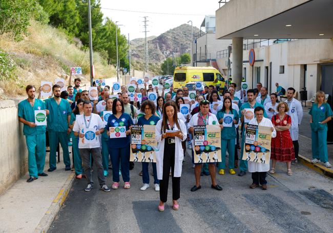 Médicos del hospital Rafael Méndez durante la lectura del manifiesto en la puerta de Urgencias.