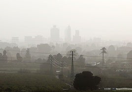 Polvo sahariano sobre la ciudad de Murcia, en una imagen de archivo.