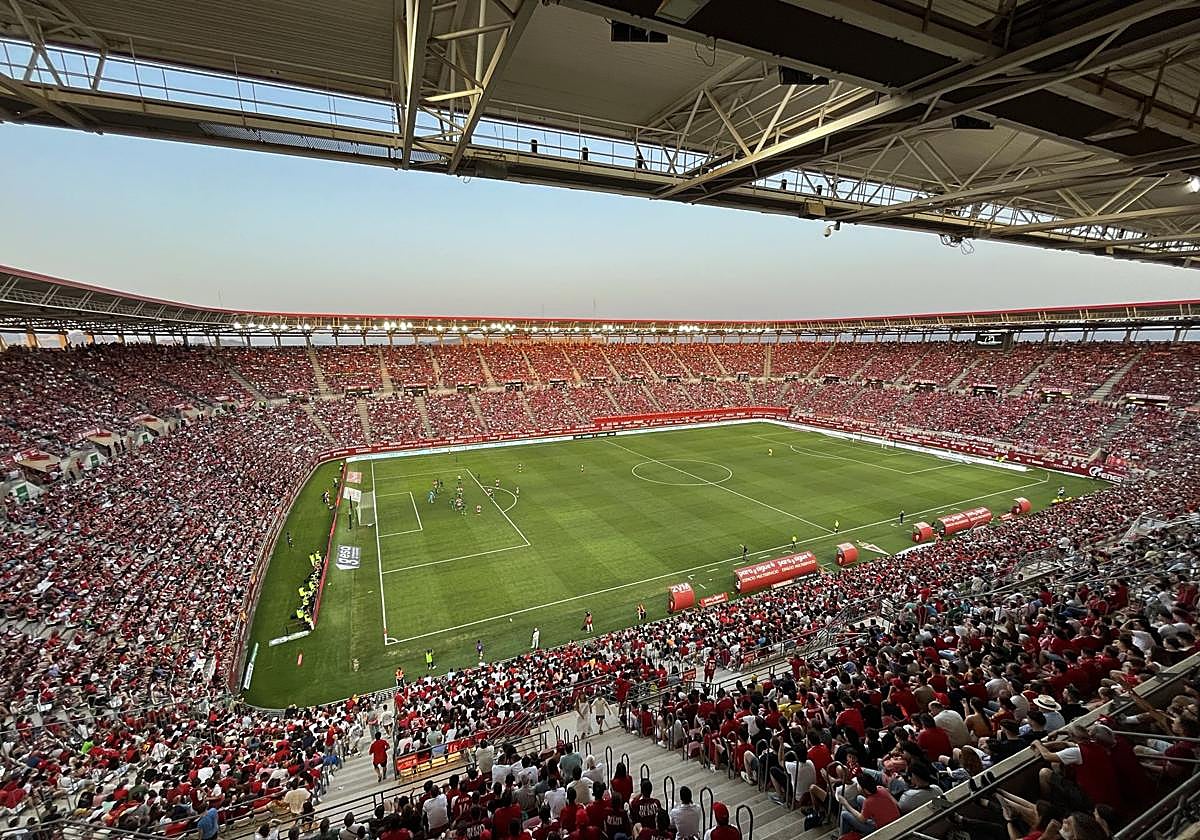 El Enrique Roca, lleno, en el partido contra el Nàstic.