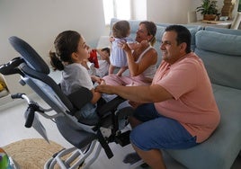 Arantxa Barbero y Paco García, con sus hijos Paula, Paco y Pablo, en su casa de Cartagena.