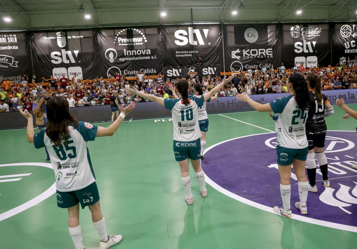 Las jugadoras del STV Roldán agradecen a la afición su apoyo tras finalizar el partido.