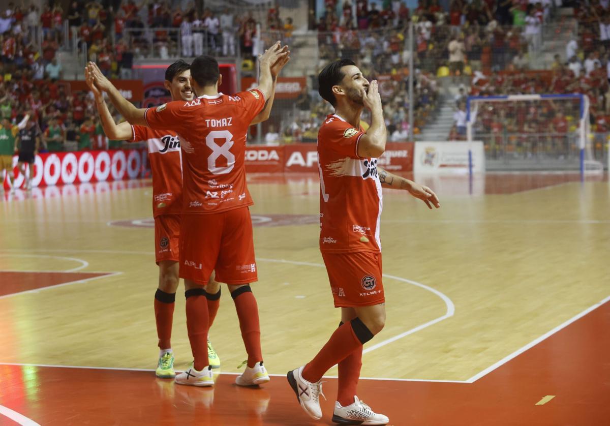 Waltinho dedica a la grada uno de sus goles, este sábado.