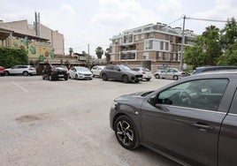 Imagen de la parcela enclavada junto al restaurante, utilizada como parking e incluida en el plan como espacio libre privado.