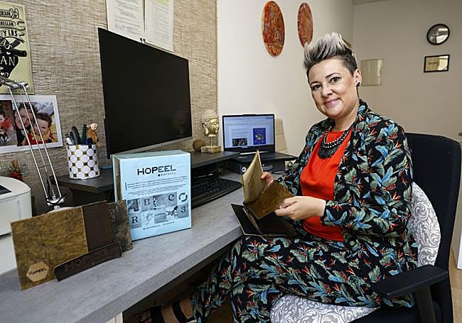 Elena Lorente muestra el cuero 'vegano' que han desarrollado en Hopeel.