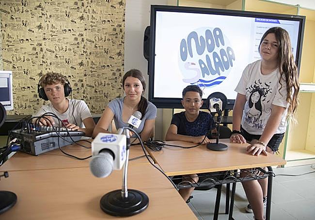 Alumnos del IES en el estudio de Onda Salada.