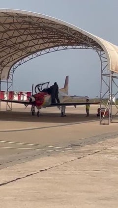 Felipe VI se monta por primera vez en un Pilatus de la AGA