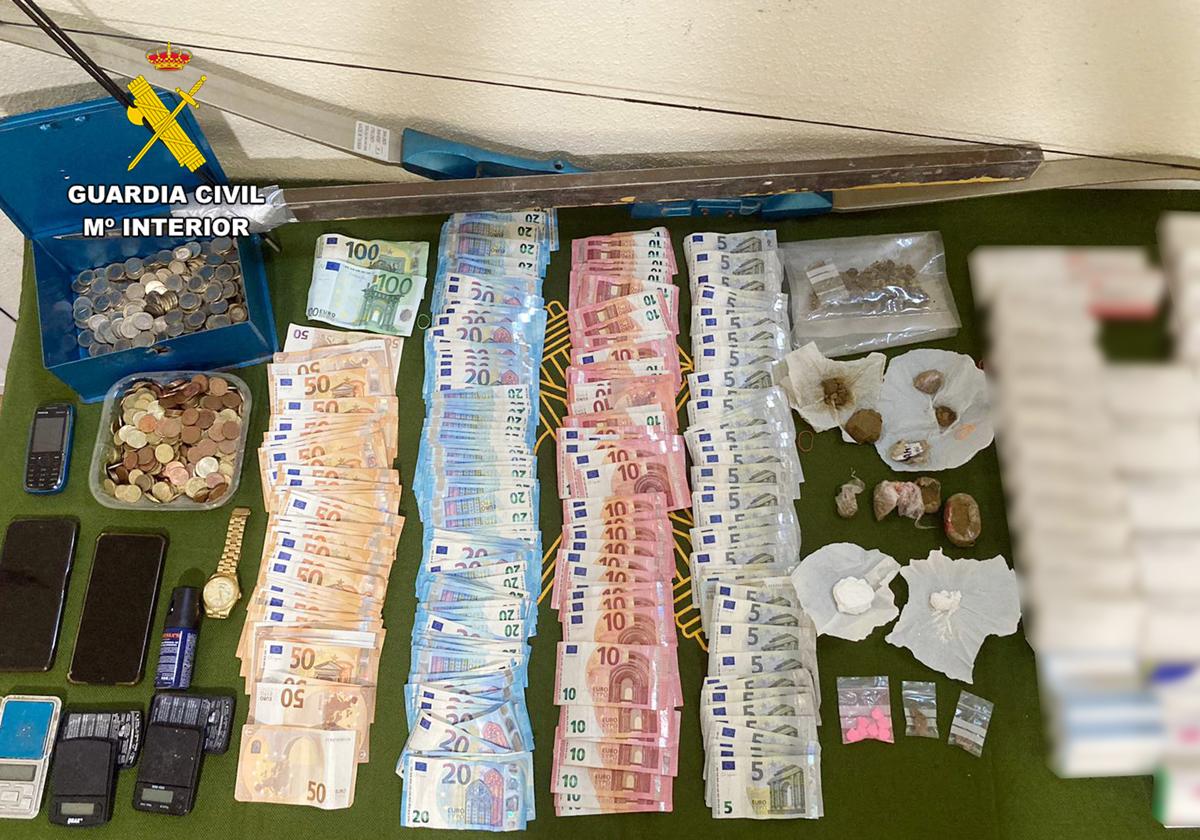 Drogas y dinero incautado a la banda que operaba en Alhama.