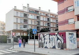 El transformador de Los Mateos, frente a uno de los bloques de viviendas que se ven afectados por los cortes de suministro.