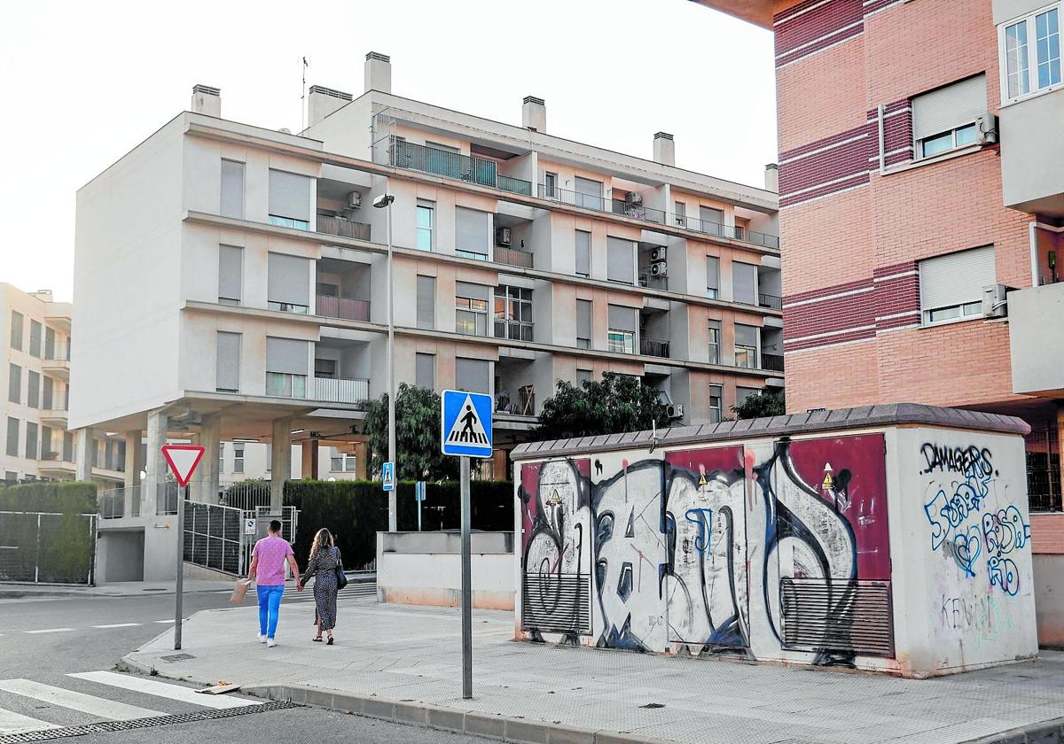 El transformador de Los Mateos, frente a uno de los bloques de viviendas que se ven afectados por los cortes de suministro.