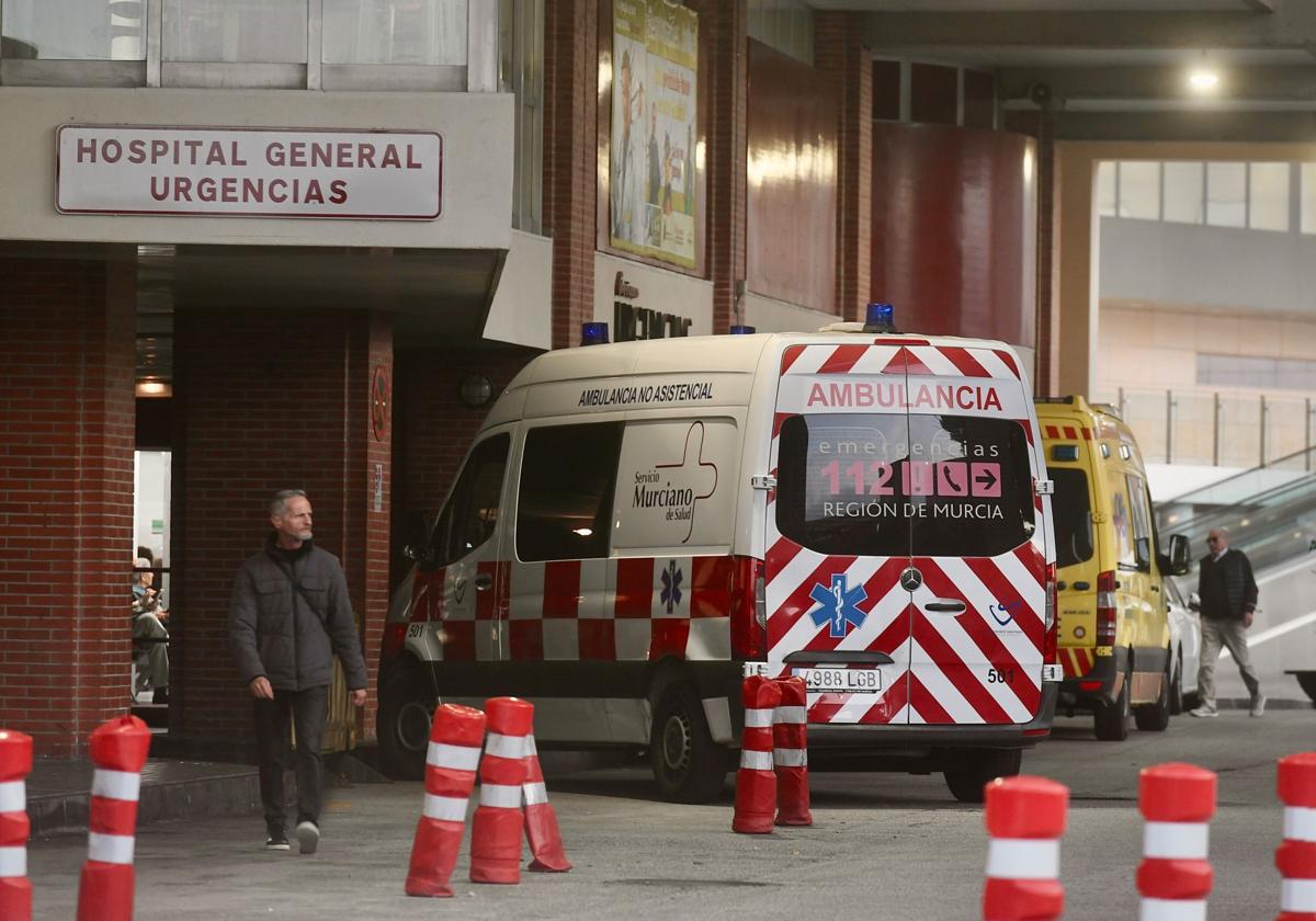 Ambulancias en la puerta del hospital Virgen de la Arrixaca de Murcia, en una imagen de archivo.